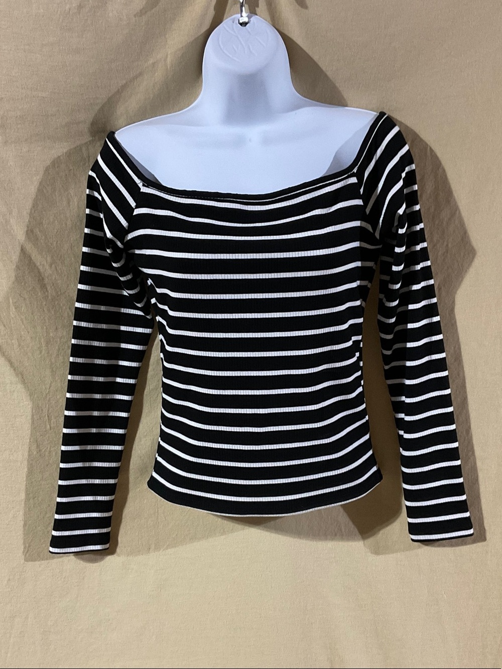 Liz & Sara Size M Black & White Striped Off-Shoulder Long Sleeve Top